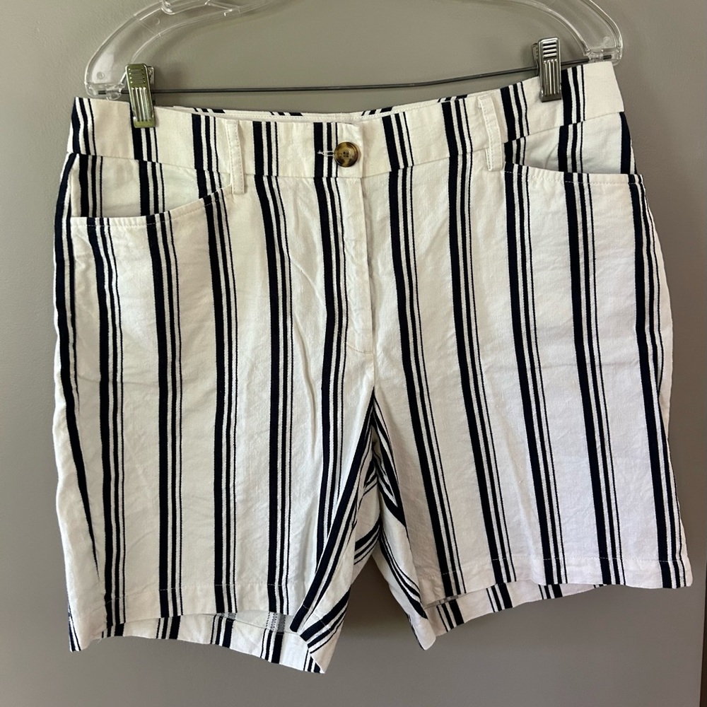 Lands’ End Women’s Shorts. Size 10 tall. Excellent lightly used condition.